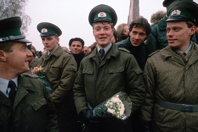 galleries/2014/11/07/a-wall-falls-and-a-cold-war-ends-photos/141107-berlin-wall2_pdbhti