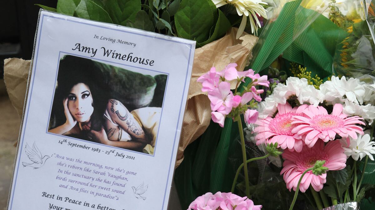 cheats/2011/07/28/winehouse-family-blames-withdrawal/winehouse-withdrawal-cheat_gzrh02