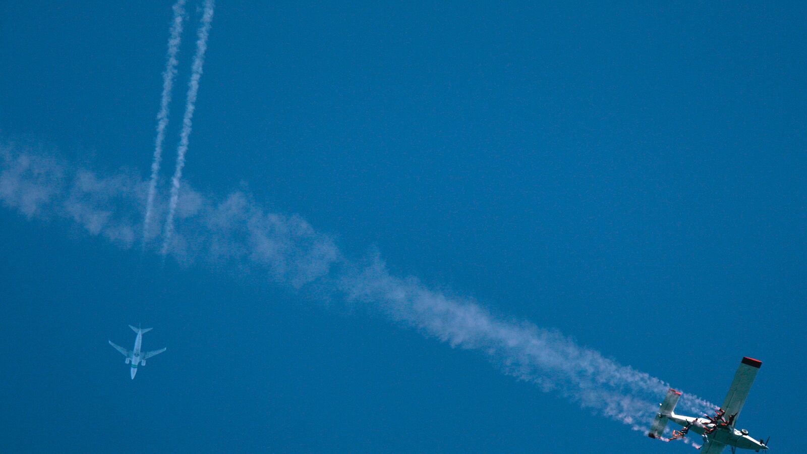 cheats/2016/07/31/man-skydives-without-parachute/160731-skydive-parachute-cheat_q4z5al