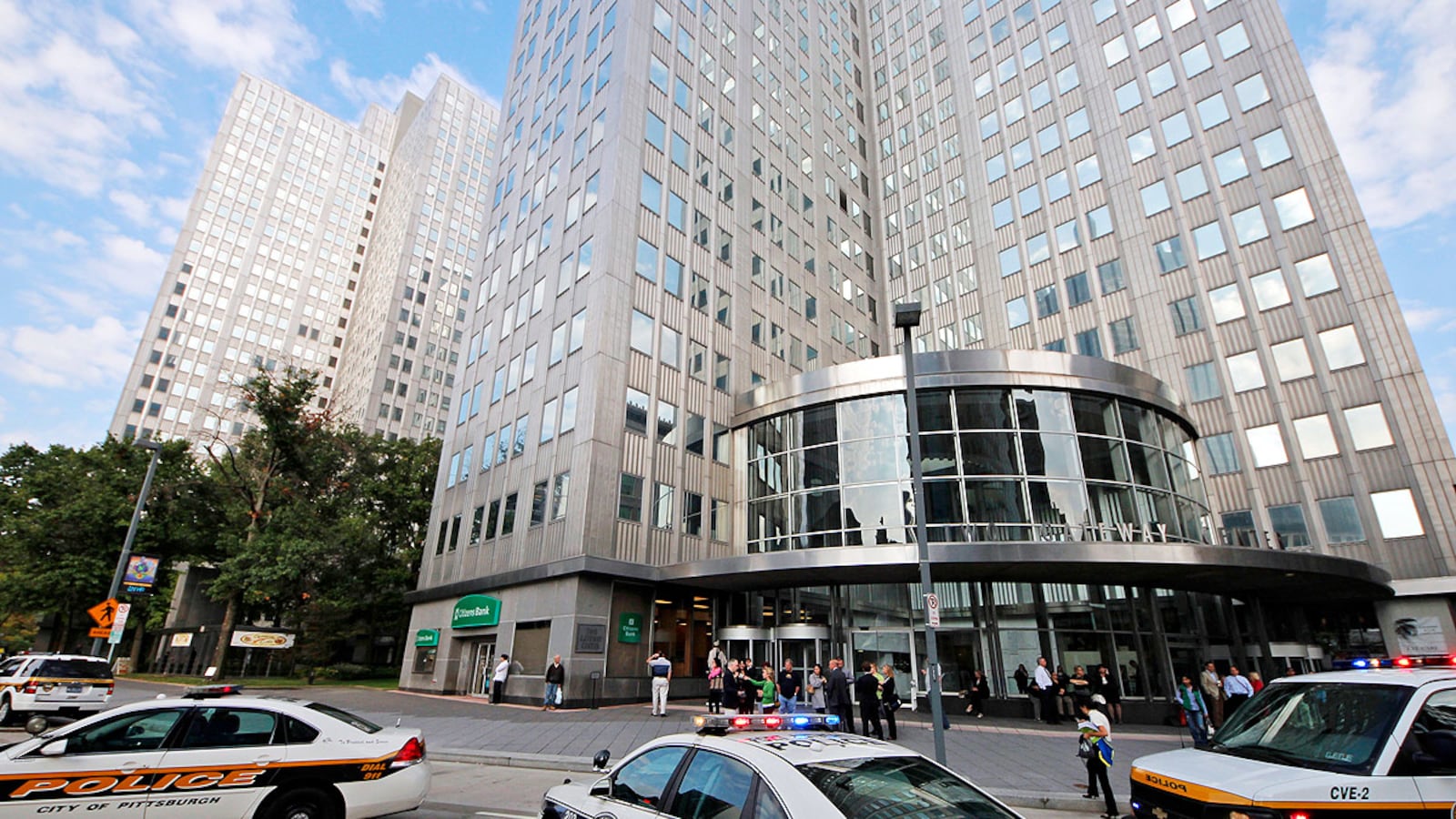 cheats/2012/09/21/vet-takes-hostage-in-pittsburgh/hostage-Pittsburgh-thaxton-cheat_g8z6dy