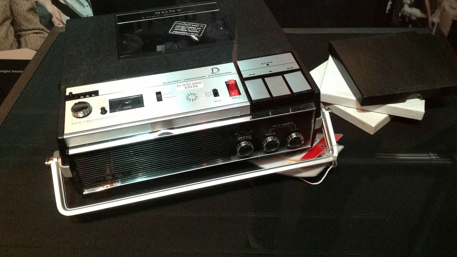 Tape_recorder_from_President_Nixon_s_Oval_Office_gcov0u