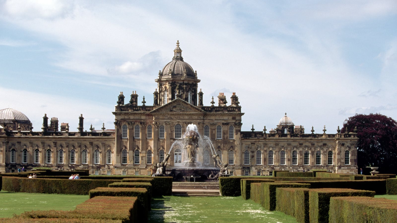 articles/2014/11/24/drawing-room-coup-at-brideshead-house-forces-out-simon-and-becci-howard/dowton-abbey-houses-brideshead-revisted_god3id