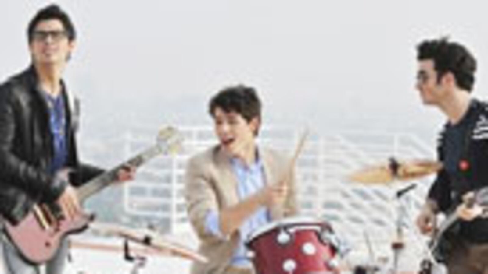 articles/2010/06/18/have-the-jonas-brothers-been-eclipsed-by-justin-bieber/laporte-jonas-brothers_107760_mnlxmm