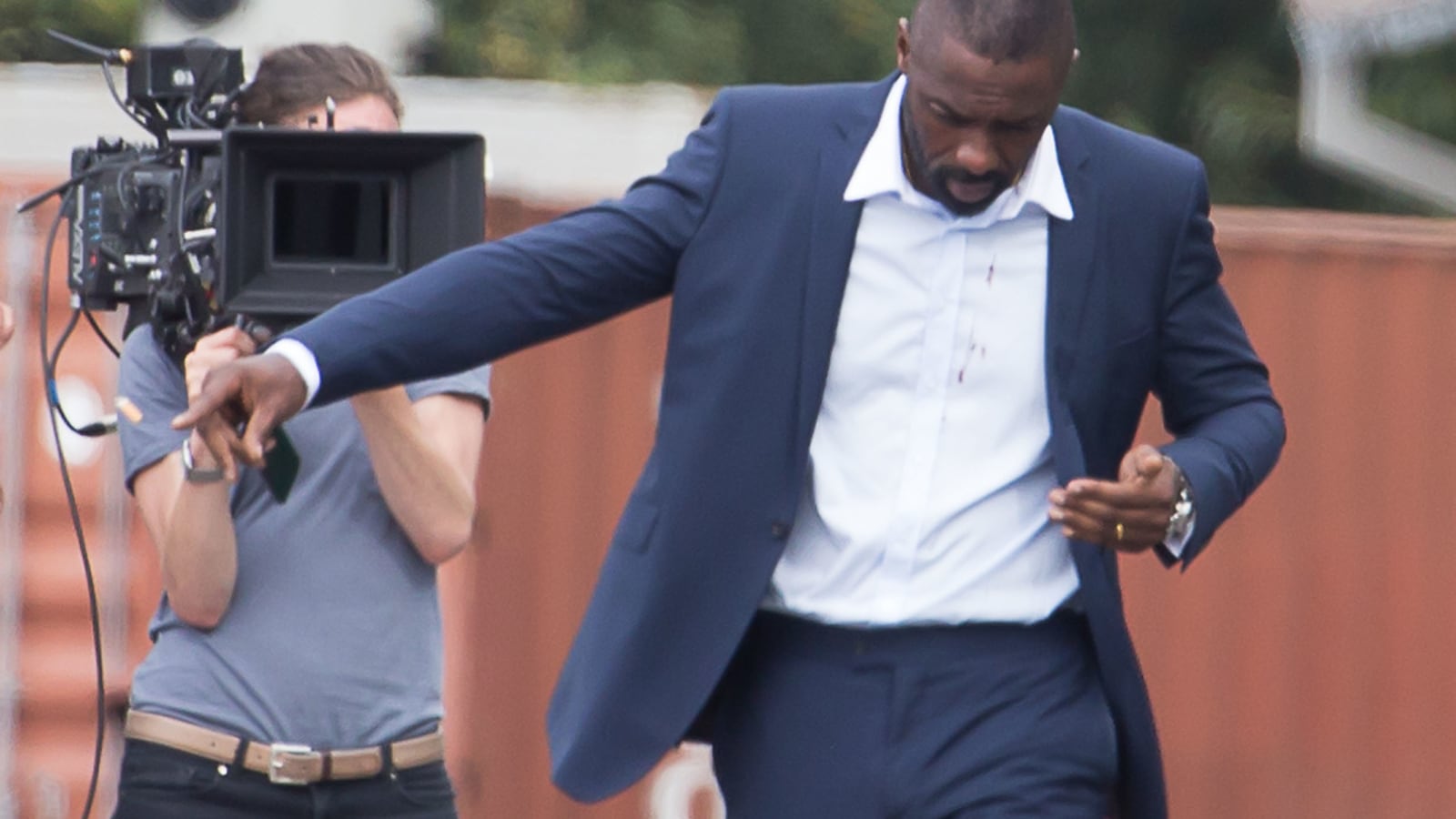 articles/2014/08/11/idris-elba-s-battle-of-the-bulge-moose-knuckles-and-sexist-double-standards/140811-idris-elba-stern-tease_ww8slo