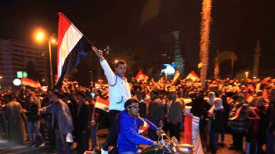 articles/2011/02/11/egypt-protesters-mubarak-flees-as-demonstrators-surround-palace/dehghanpisheh-mubarak-resigns_159551_xfarfw