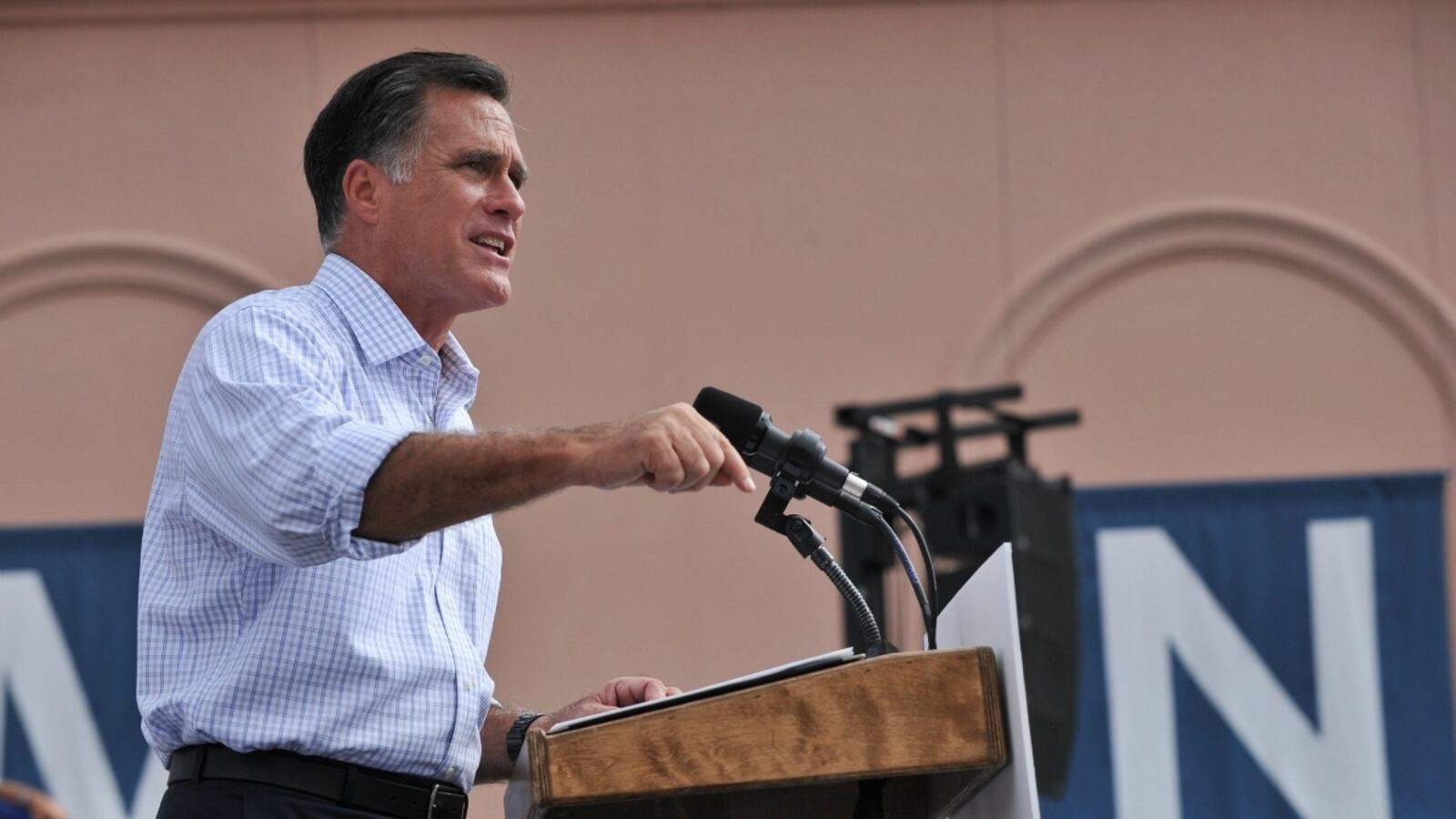 cheats/2012/09/21/mitt-slams-obama-s-outside-line/romney-obama-outside-attack-cs_gk7d2k
