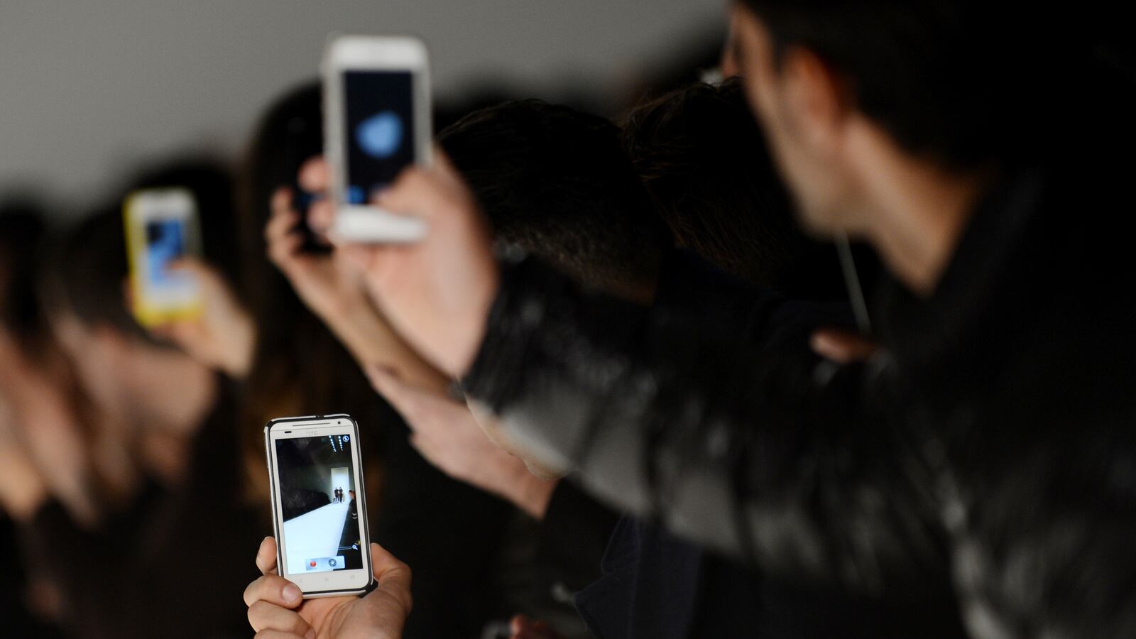 articles/2013/02/08/9-fashion-brands-and-editors-to-follow-on-the-new-vine-app-video/130207-fashion-week-vine-app_eg6qo4