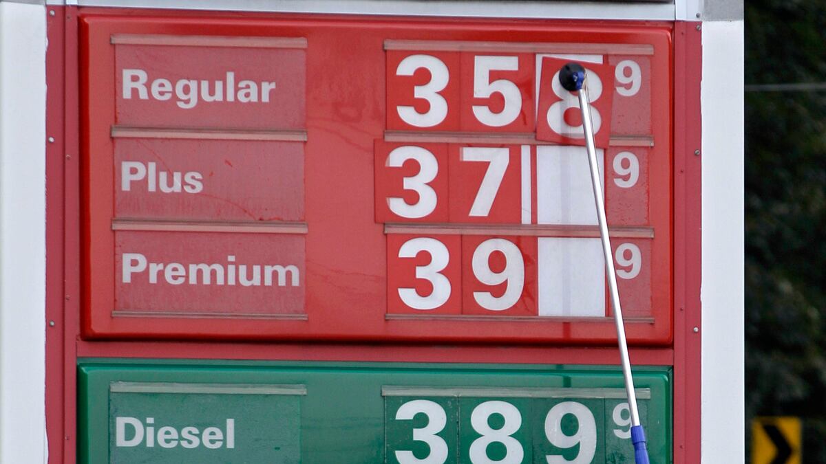 cheats/2012/09/29/consumer-spending-jumps-in-august/consumer-spending-gas-cheat_f0bj6n