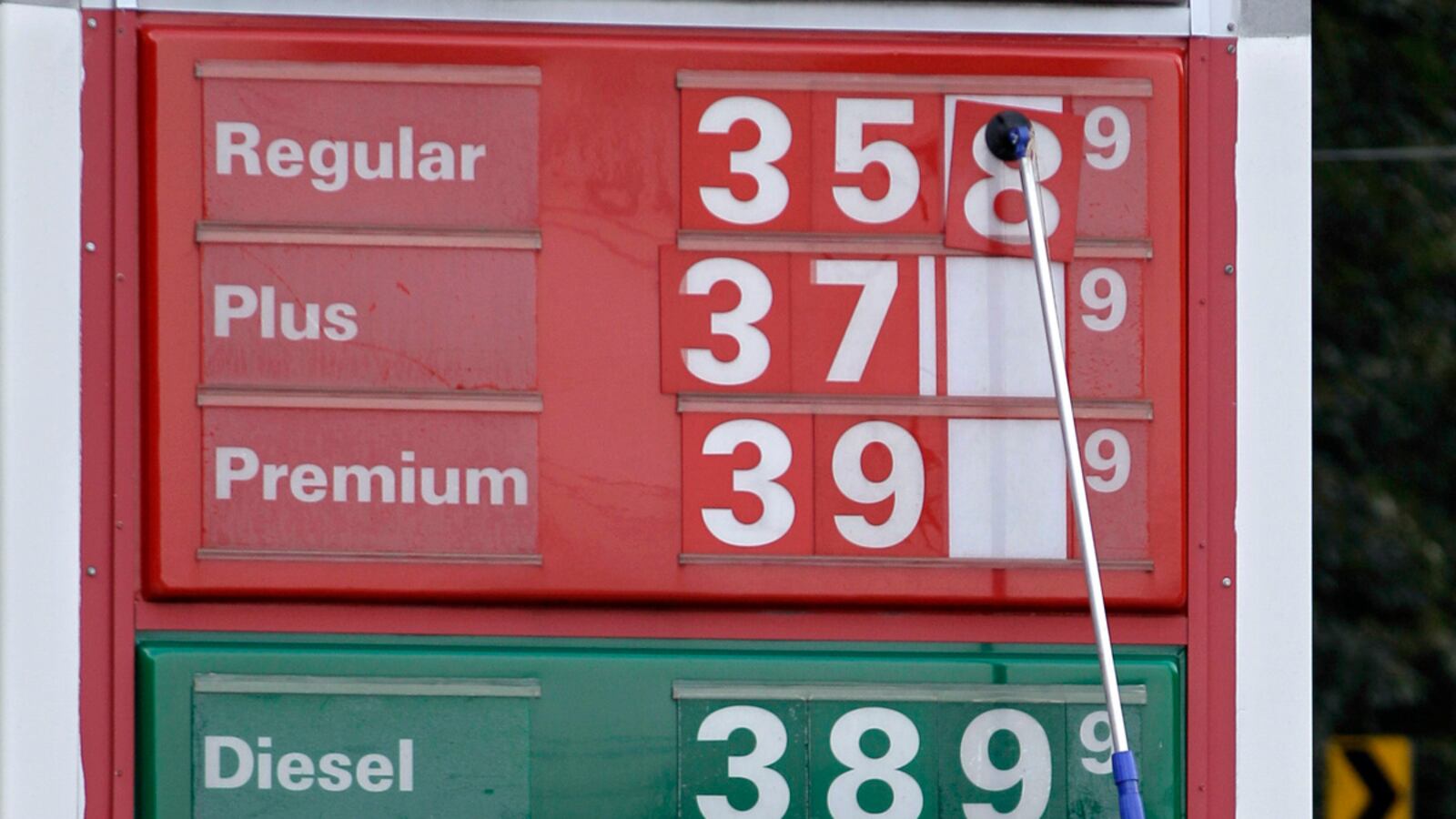 cheats/2012/09/29/consumer-spending-jumps-in-august/consumer-spending-gas-cheat_f0bj6n