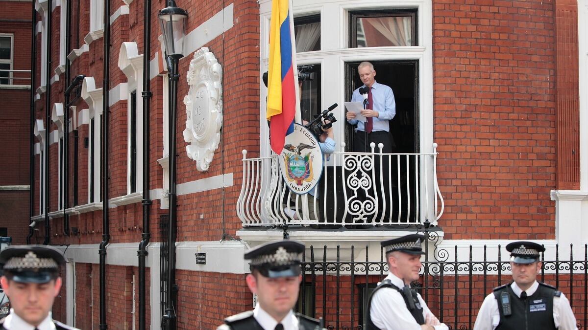 cheats/2012/08/22/sources-u-s-has-no-case-on-assange/assange-cheat_fzmlkm