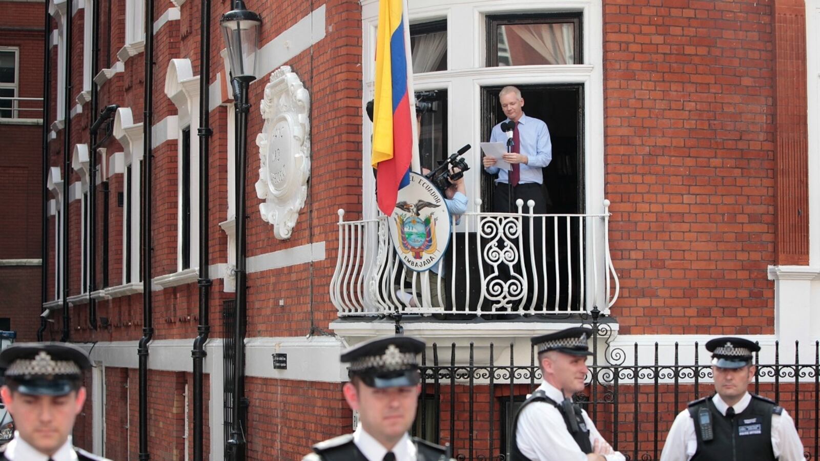 cheats/2012/08/22/sources-u-s-has-no-case-on-assange/assange-cheat_fzmlkm