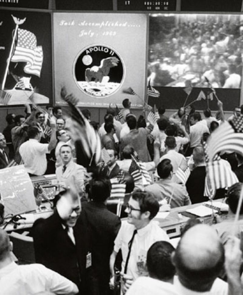 galleries/2009/07/03/the-1-000-coffee-table-book/moonfire-15_siko9u