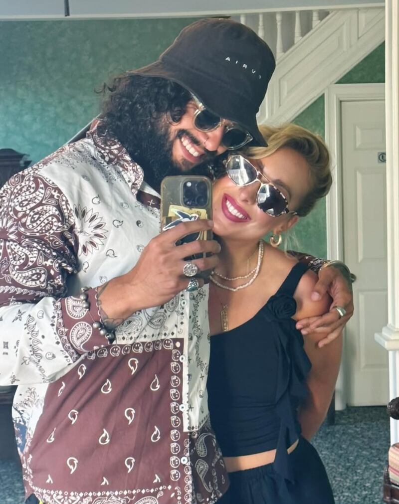 Guilherme Lemes Cardoso E Silva and his wife, Rachel Leidig, posing together for a mirror selfie.