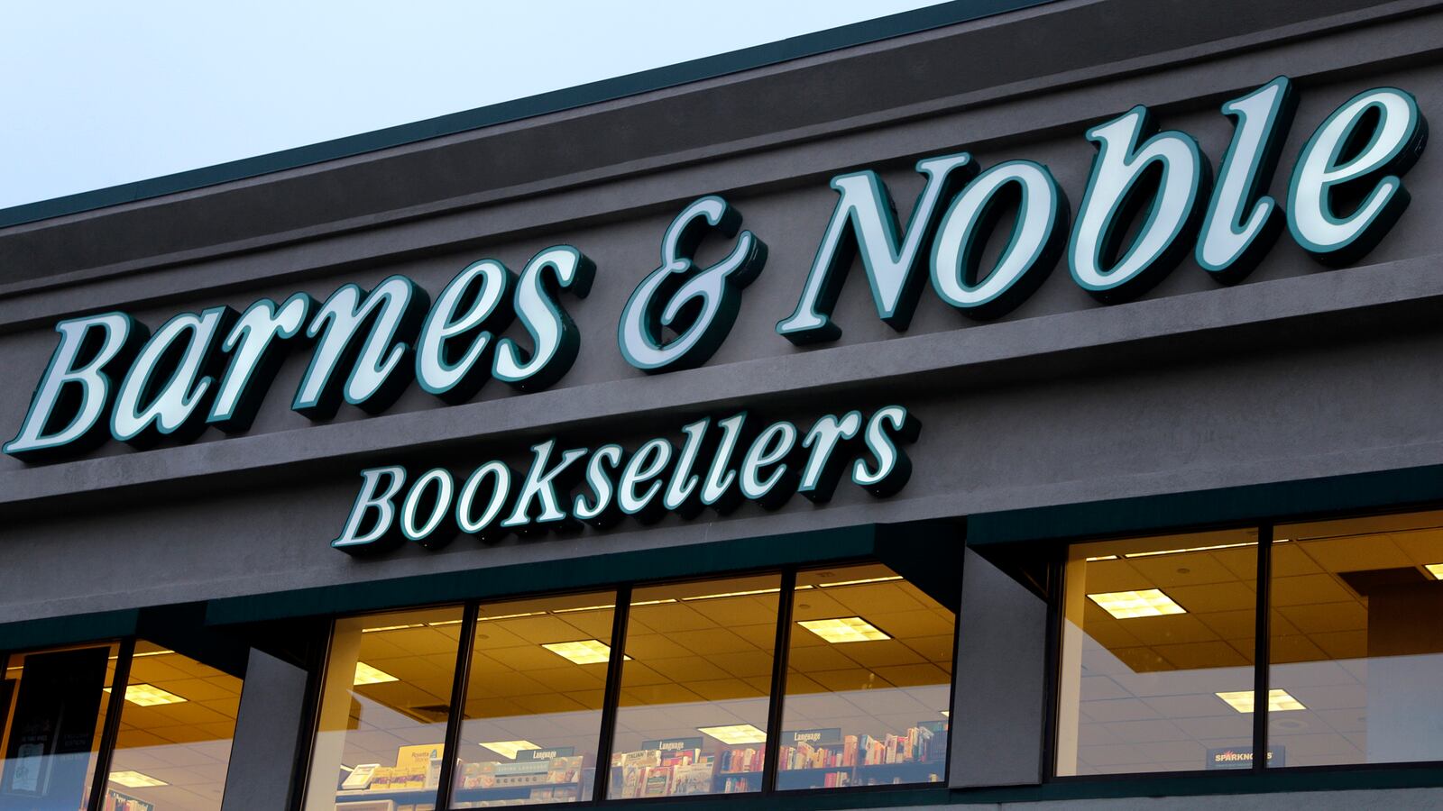 cheats/2013/01/28/b-n-to-close-a-third-of-stores/130128-barnes-noble-closing-stores-cheat_wqeepg