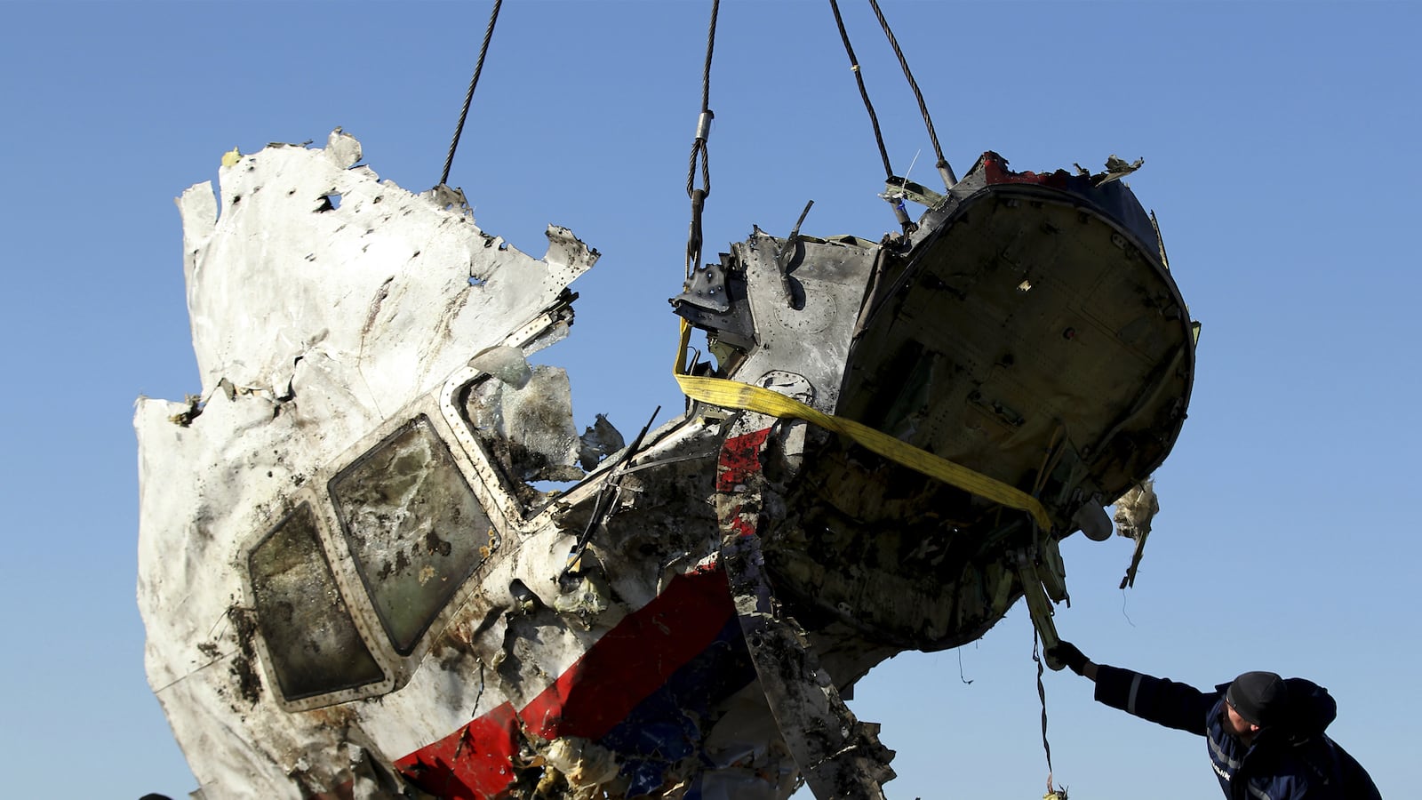articles/2015/03/04/shards-of-truth-in-mh17-investigation/150303-devisser-mh17-tease_mxdgrh