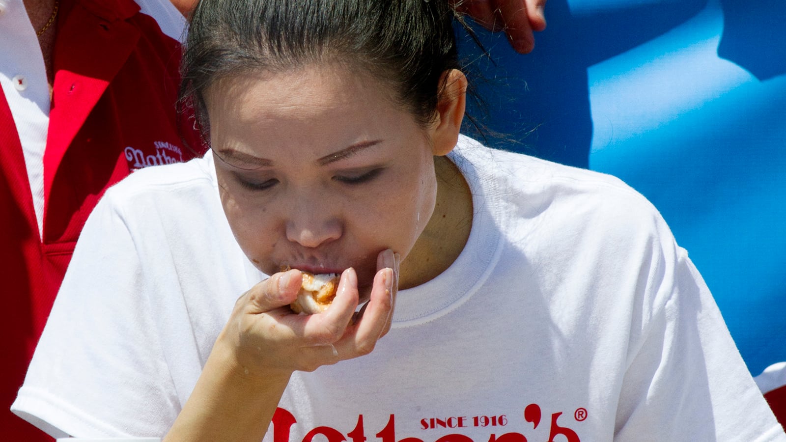 cheats/2014/07/04/3-time-champ-loses-hot-dog-eating-title/140704-hot-dog-cheat_gn3yjr