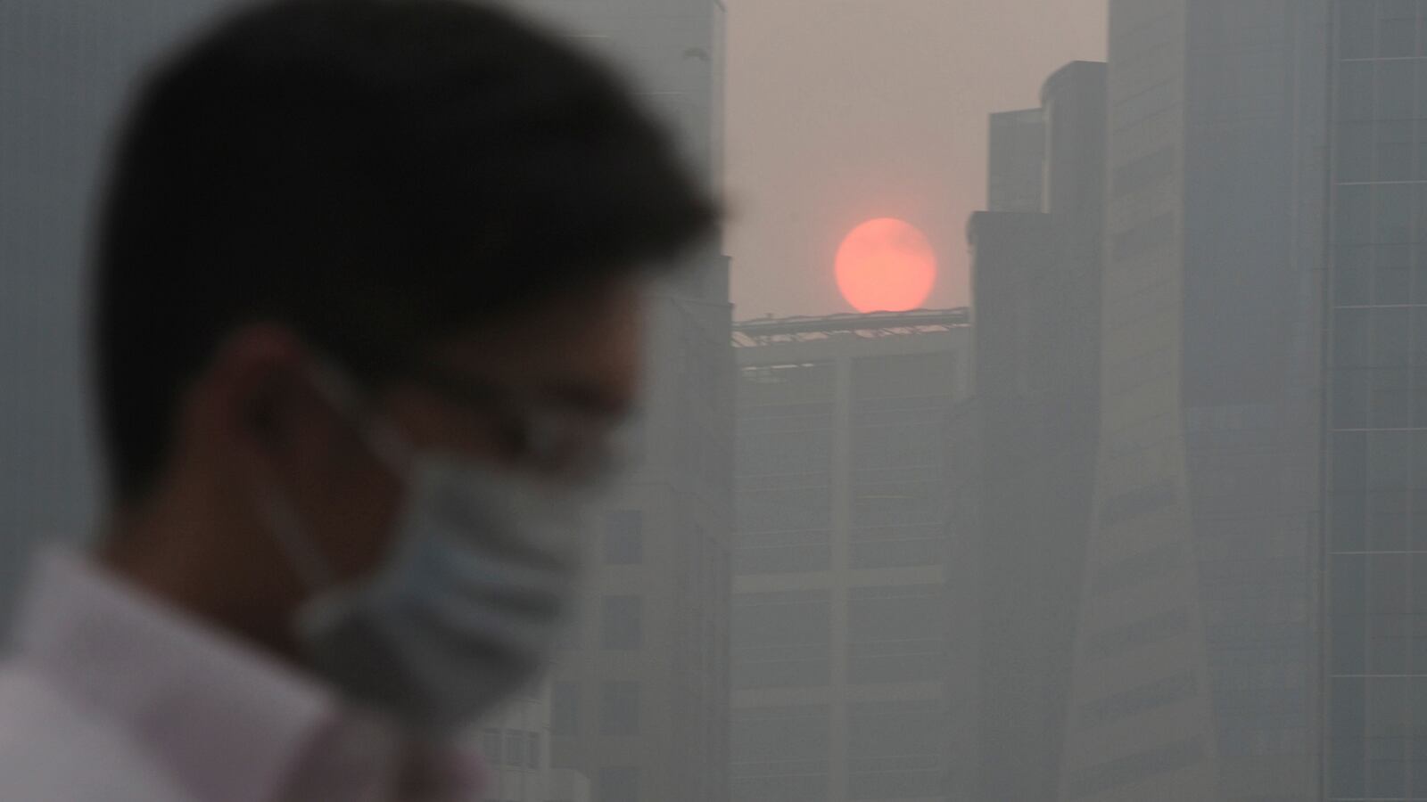 galleries/2013/06/20/terrifying-pollution-blankets-singapore-it-s-indonesia-s-fault/300620-Singapore-smog-14_foborp