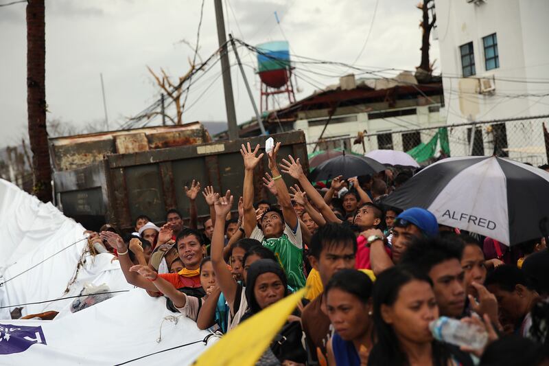 galleries/2013/11/14/aid-arrives-for-typhoon-ravaged-philippines-photos/philippine-aid-gal-17_txqlte