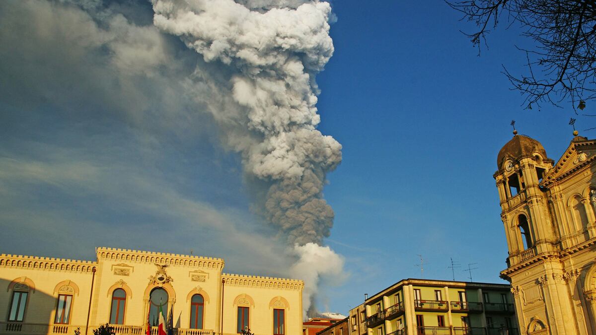 cheats/2012/01/06/italy-s-mount-etna-erupts/volcano-italy-mount-etna-erupts-cheat_oy6lv8