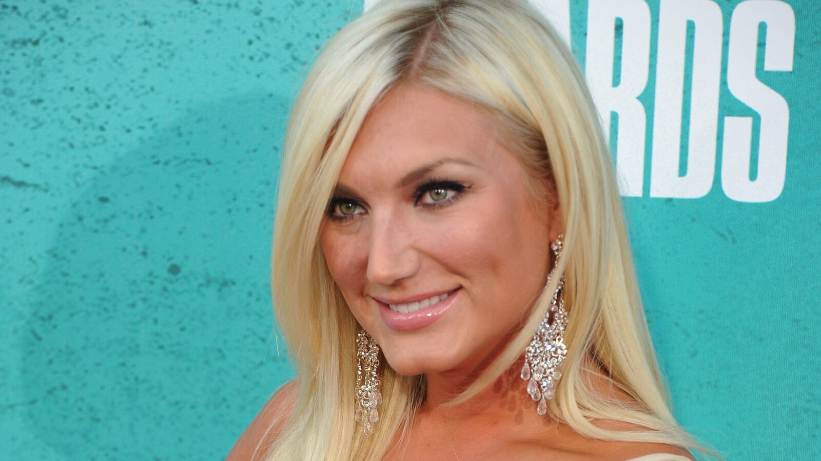 cheats/2013/07/01/brooke-hogan-gets-engaged/130701-brooke-hogan-cheat_rmxwey