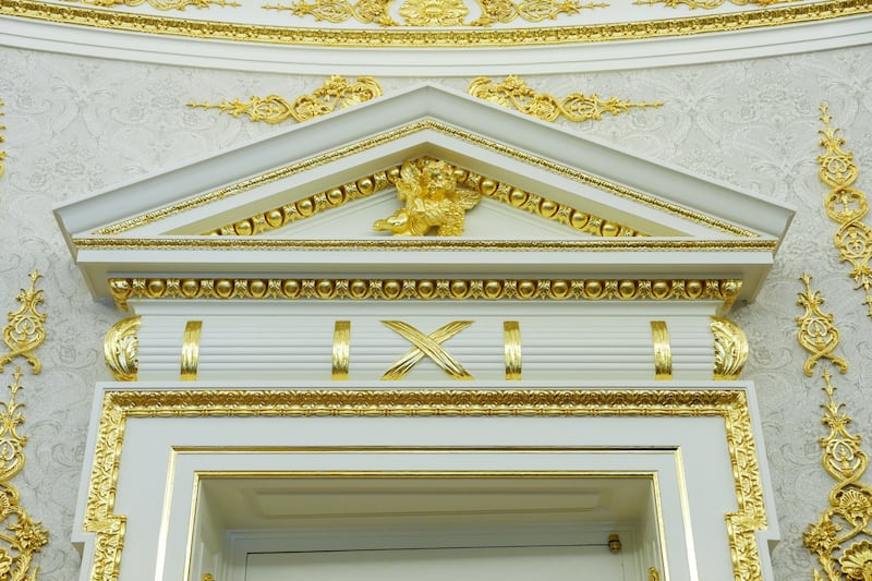 Gold ornamentation in the Oval Office at the White House, added after Donald Trump started his current term as U.S. president, on the day he announces a deal with Pfizer to sell drugs at lower prices, in Washington, D.C., U.S., September 30, 2025. REUTERS/Ken Cedeno