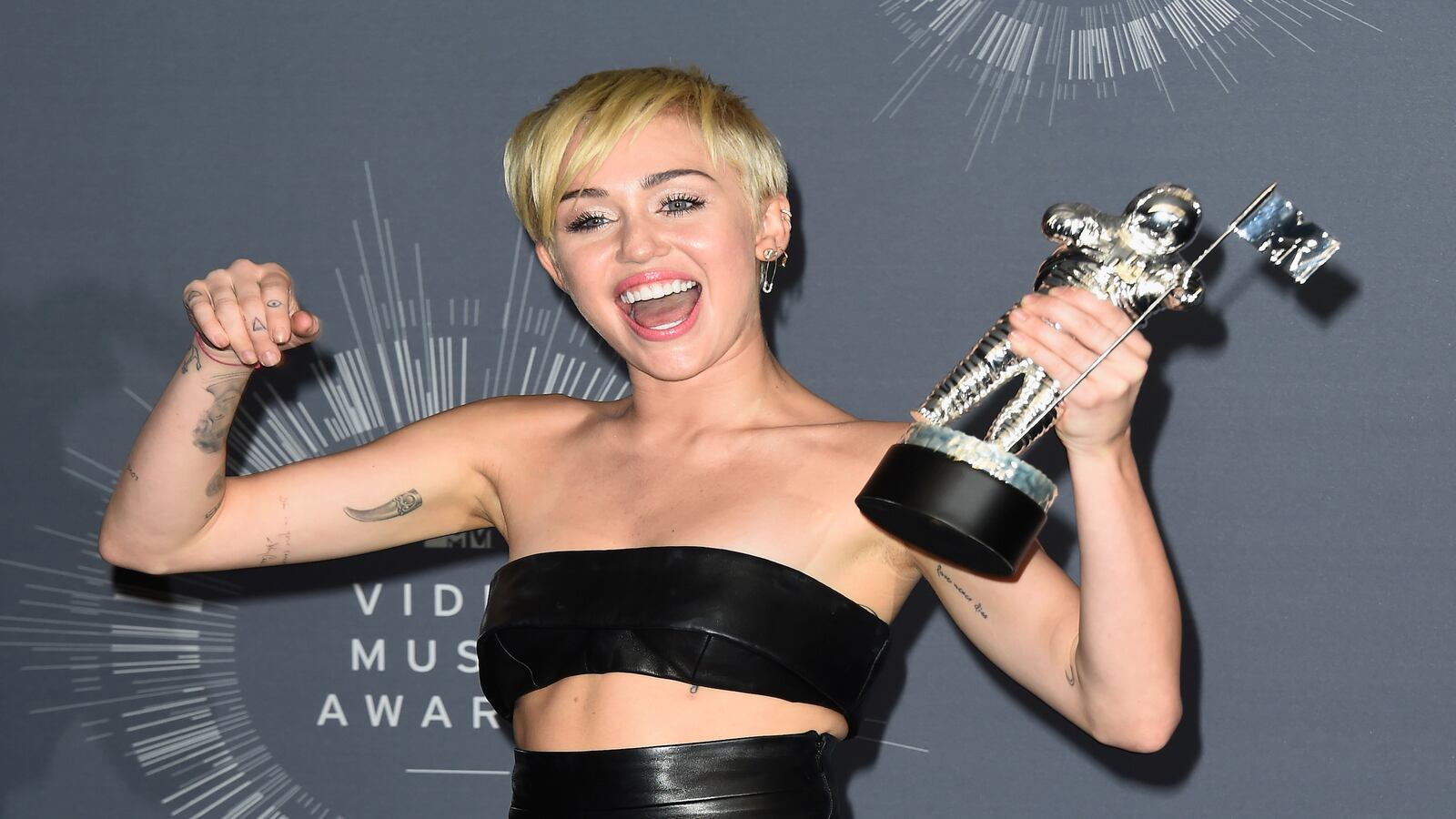 cheats/2014/08/25/miley-katy-perry-win-at-vmas/140825-miley-vma-cheat_md8r41