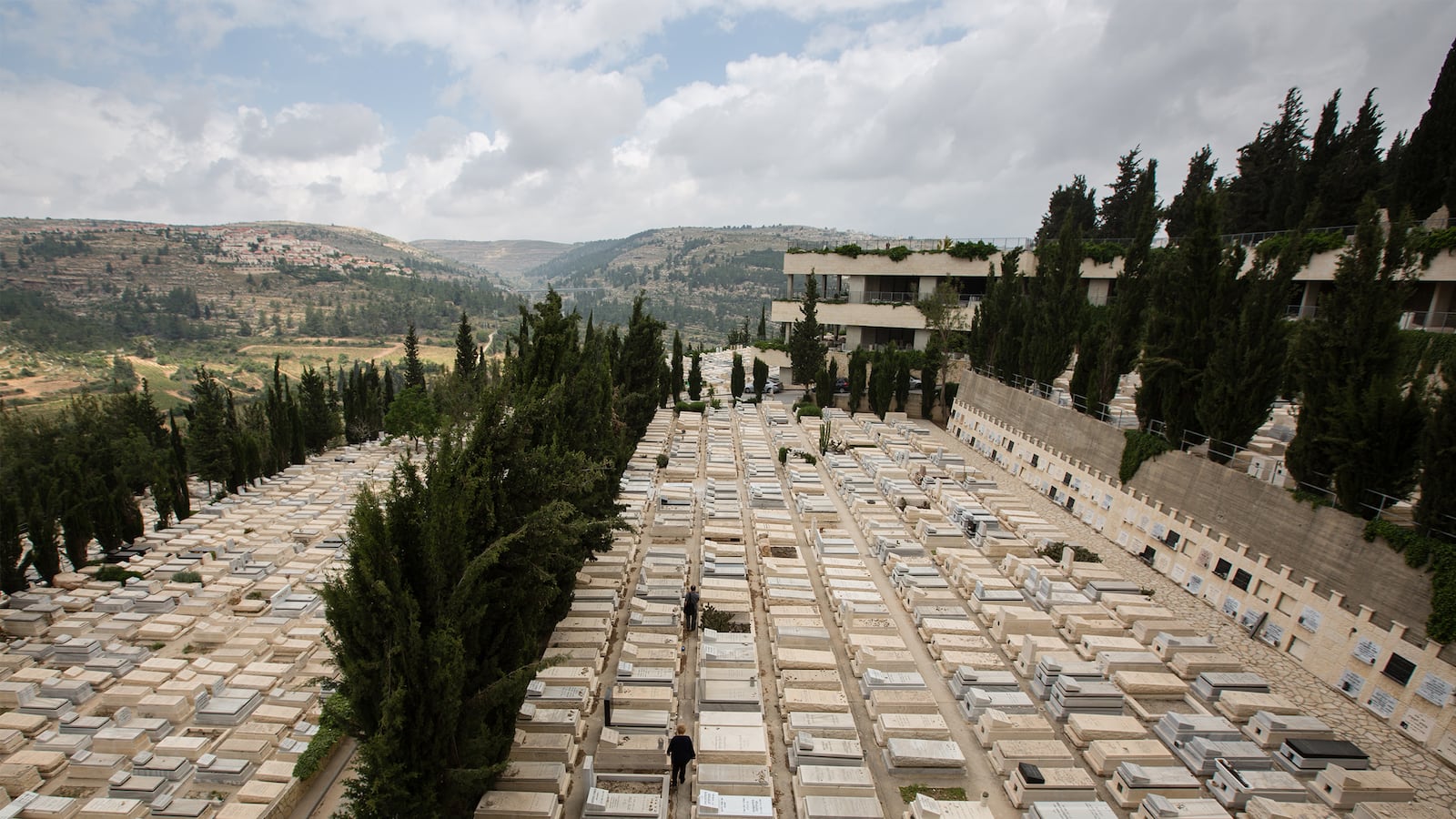 articles/2015/05/31/jerusalem-s-underground-city-of-the-dead/150530-strochlic-jerusalem-graves-tease_htklm4