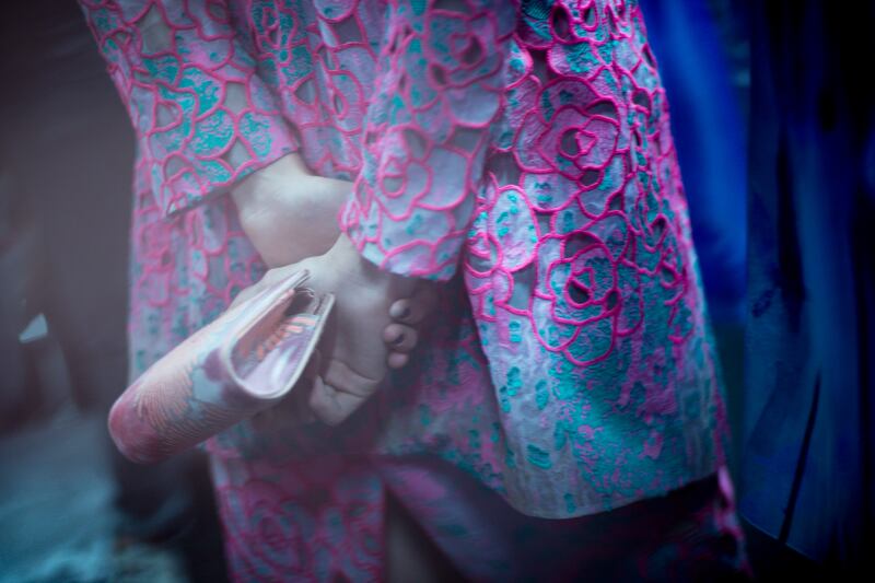 galleries/2013/09/24/backstage-at-giorgio-armani-spring-summer-2014-photos/130923-tachman-milan7_wpdpg2