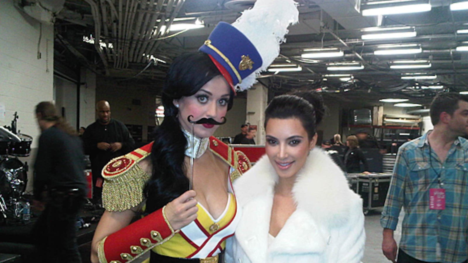 galleries/2010/12/16/celebrity-twitter-photos/twitpi1216---kardashian_dnwld0