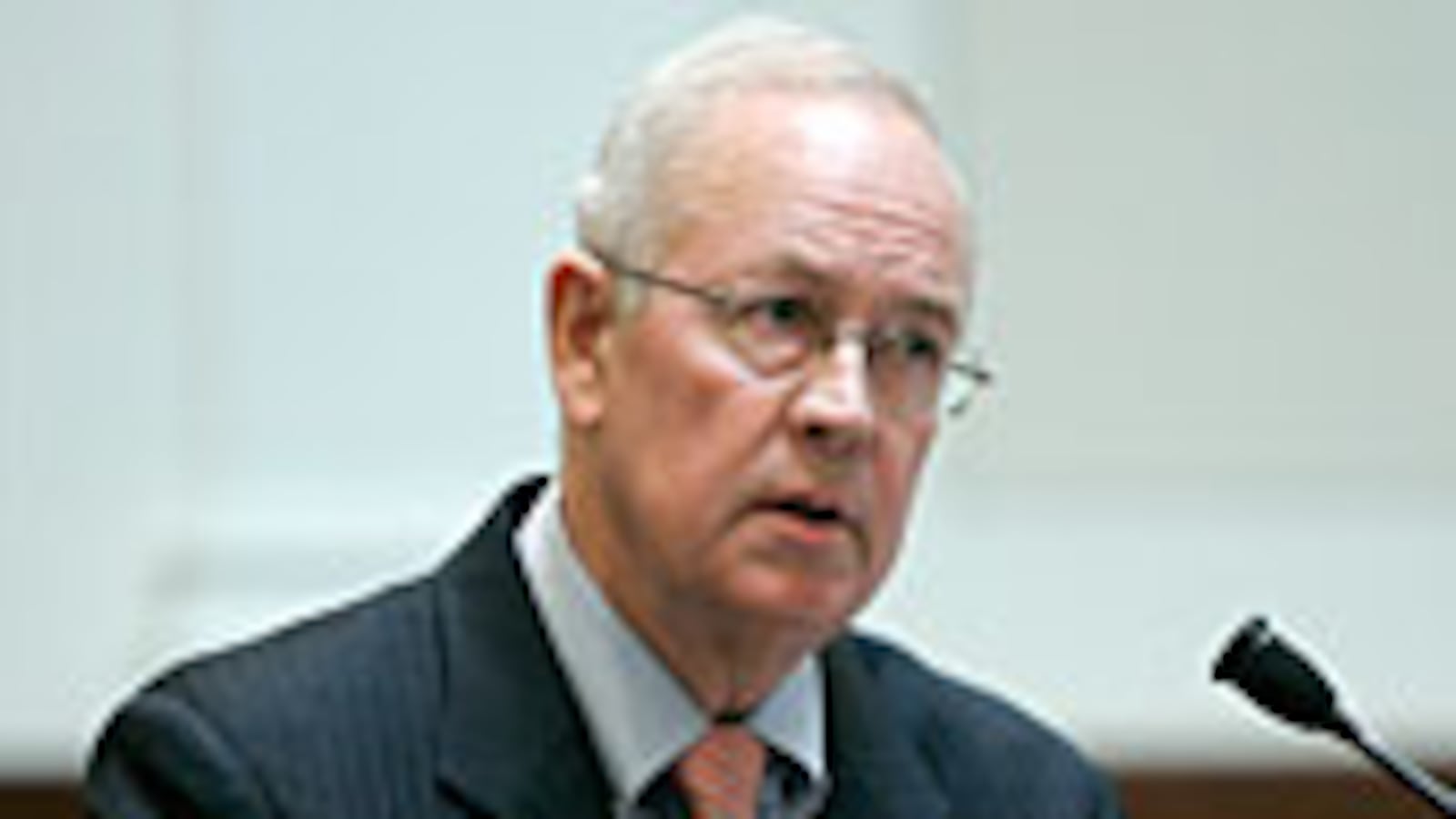 articles/2010/03/10/ken-starrs-new-stand/varadarajan-kenneth-starr_86947_ykmysp