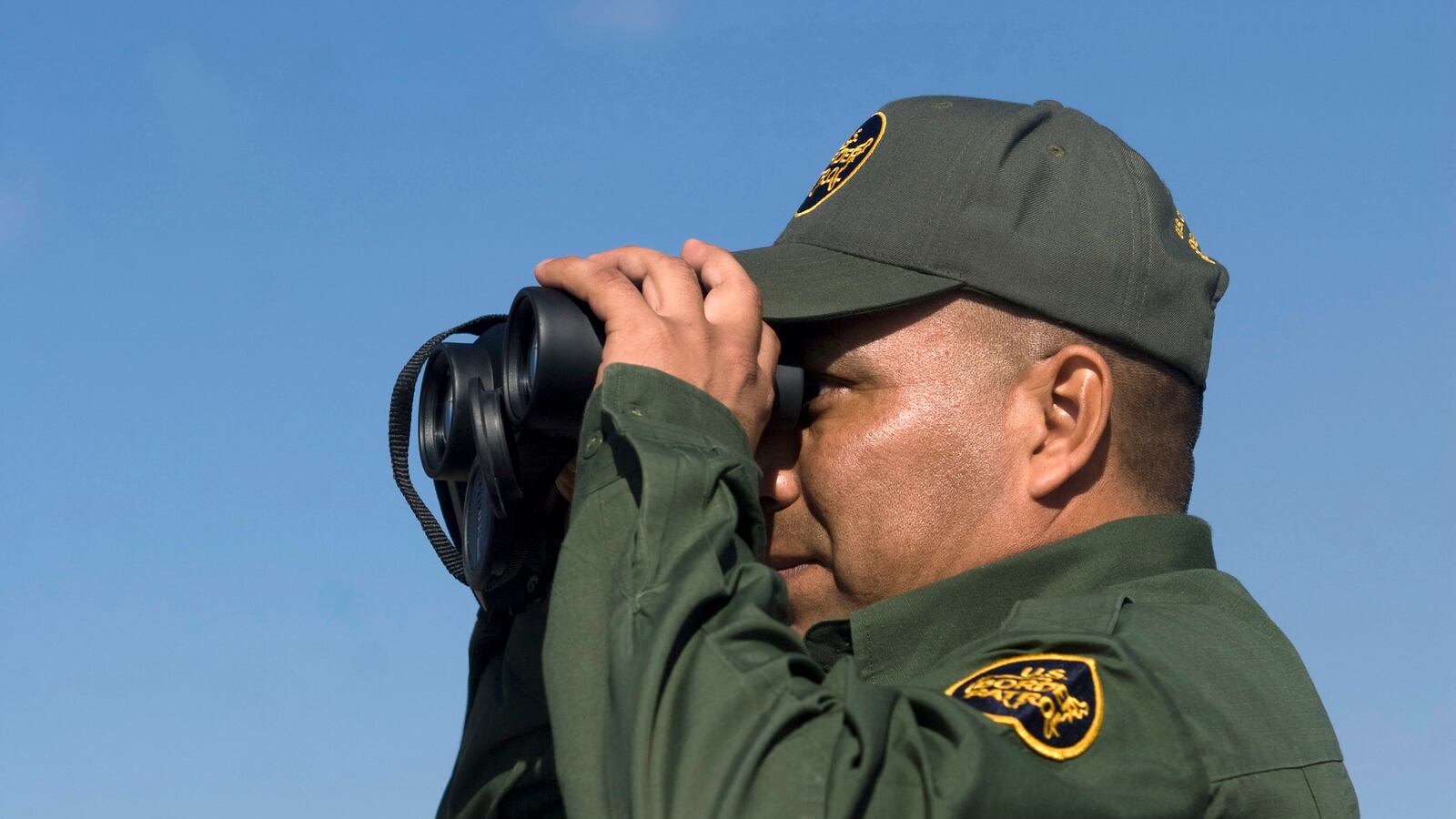 cheats/2014/06/13/border-agents-told-not-to-talk-to-media/140613-texas-border-agents-cheat_zp03t9