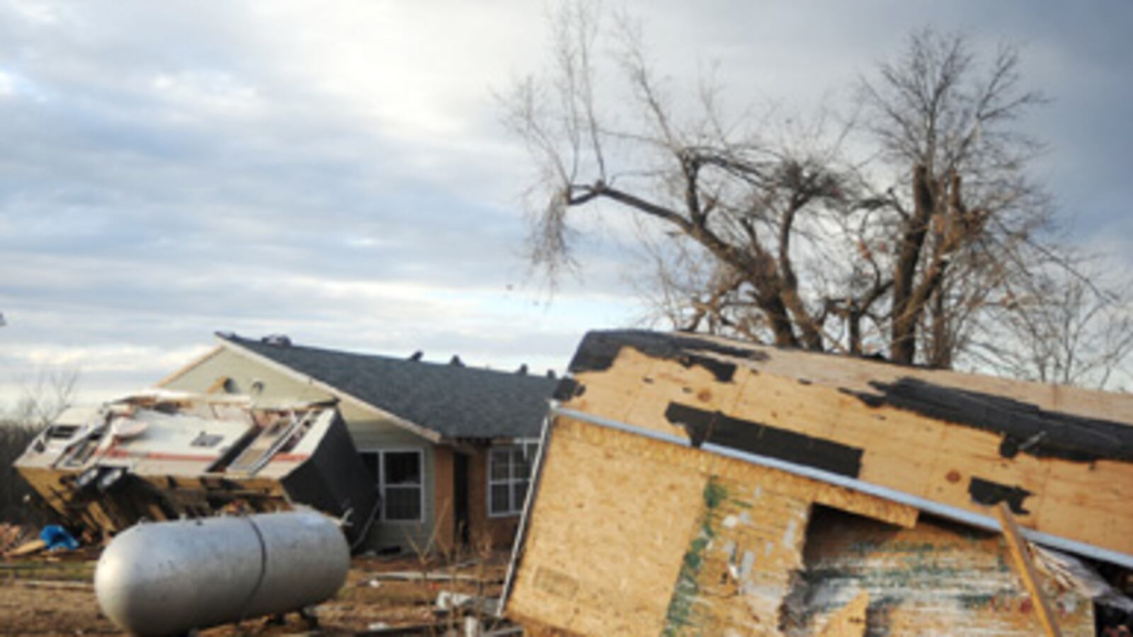 cheats/2011/01/01/new-yearrsquos-tornado-toll-rises/tornado-toll-rises_sml5bd