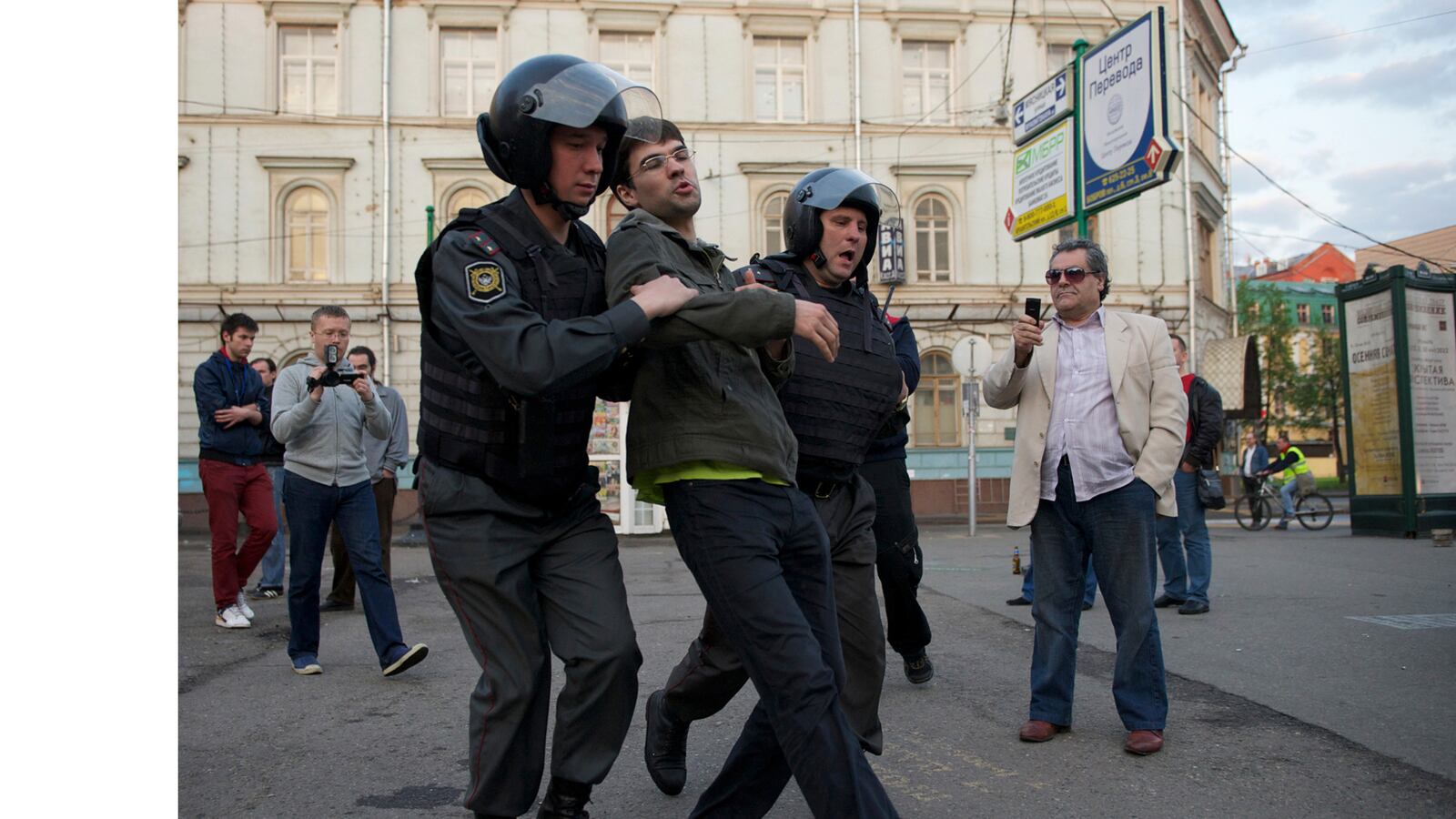 cheats/2012/05/16/russian-cops-break-up-protest-camp/moscow-protests-park-cheat_linjj6