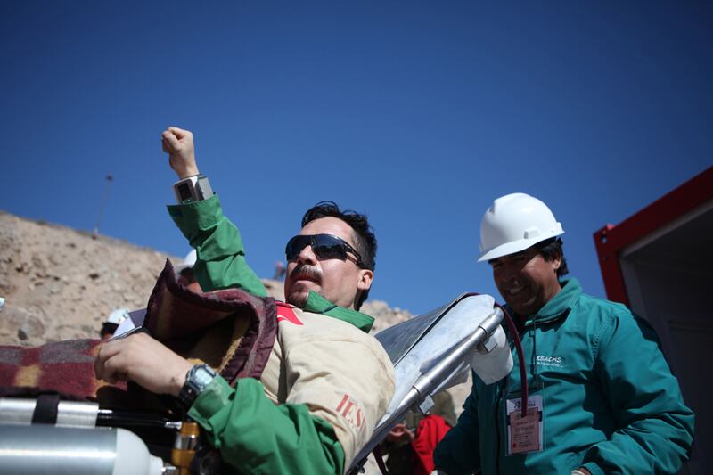 galleries/2010/10/13/chilean-miners-rescue-photos/chilean-miners-9_jrldgd