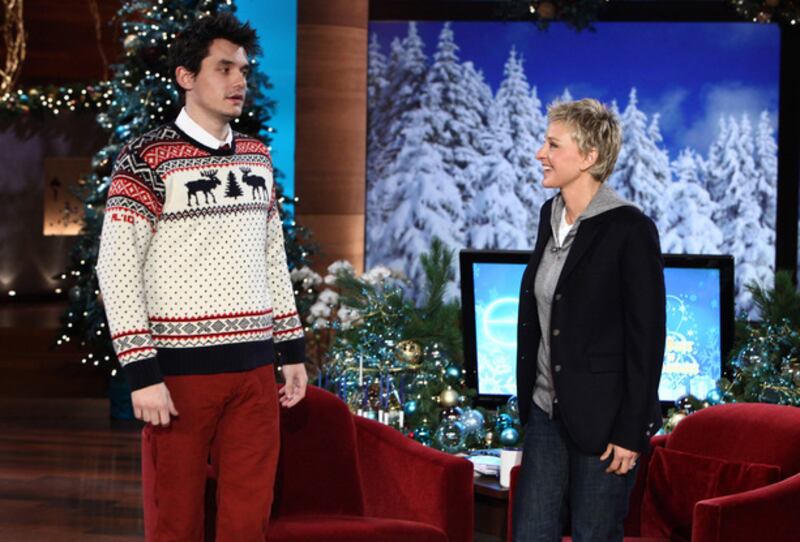 galleries/2011/11/28/celebrities-in-ugly-christmas-sweaters-photos/christmas-sweaters-mayer_vlijip