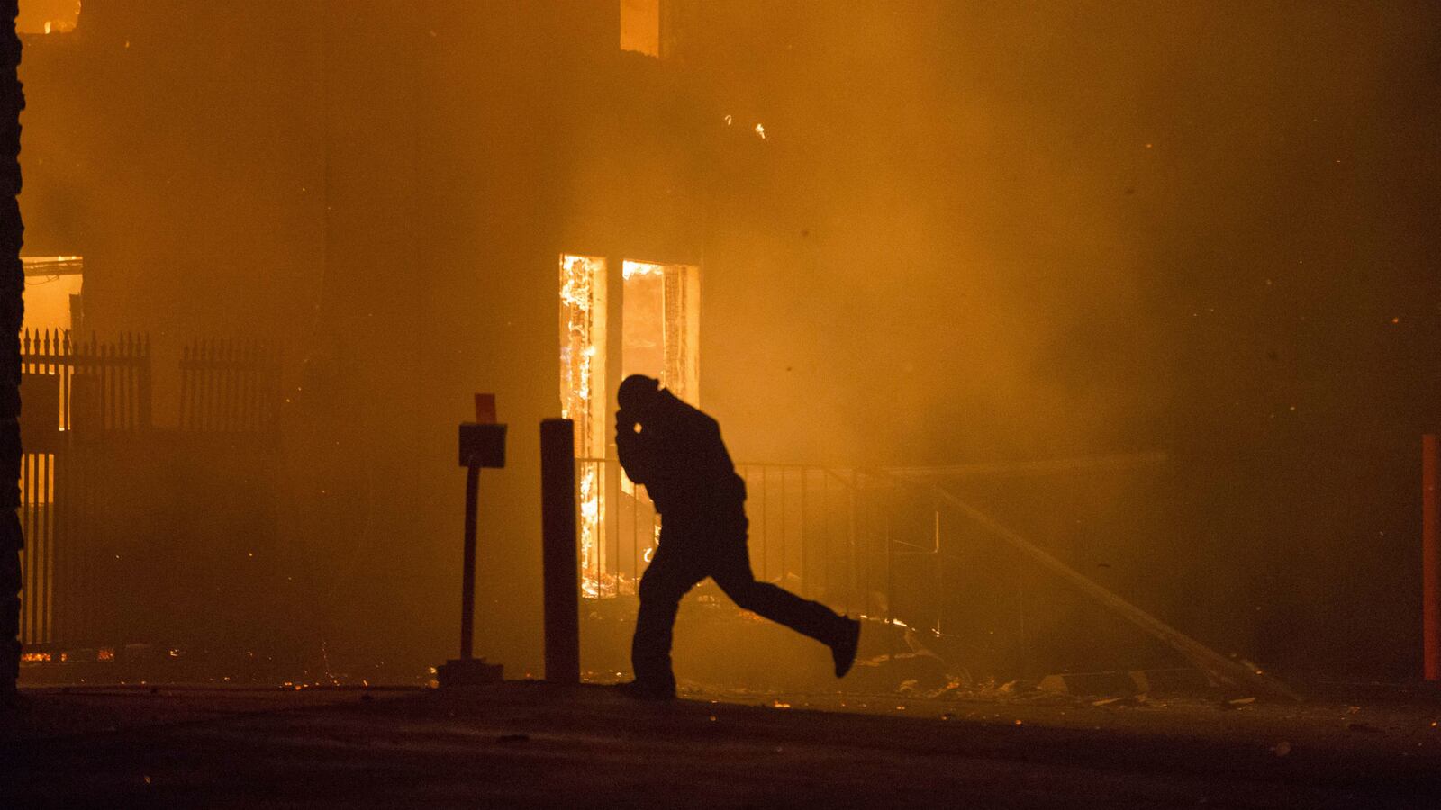 cheats/2014/11/25/ferguson-set-ablaze-after-jury-decision/141125-ferguson-blaze-cheat_yftouh