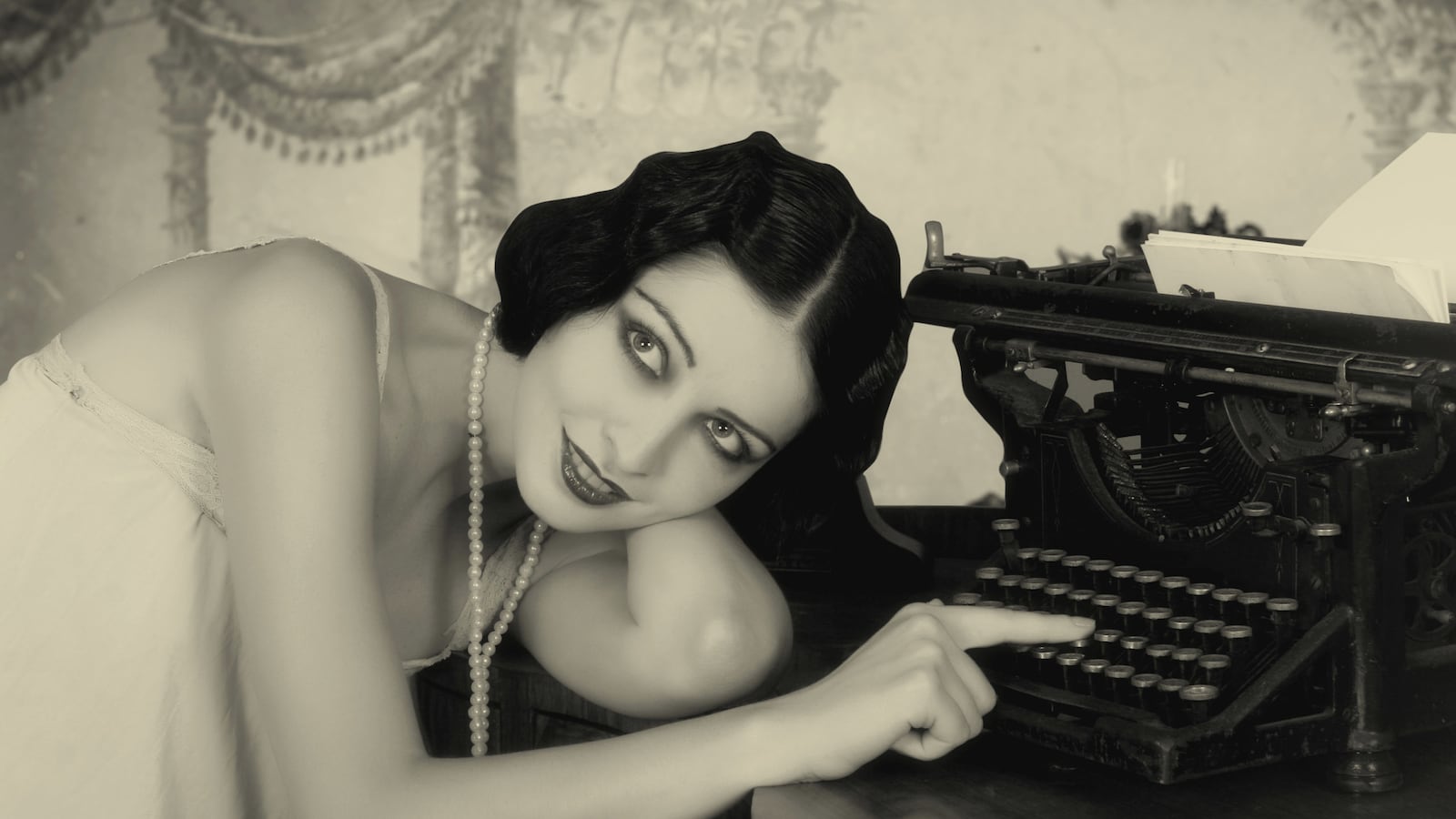 articles/2014/08/21/poll-gives-women-the-edge-as-writers/140820-grammarly-writers-tease_sjtj5n