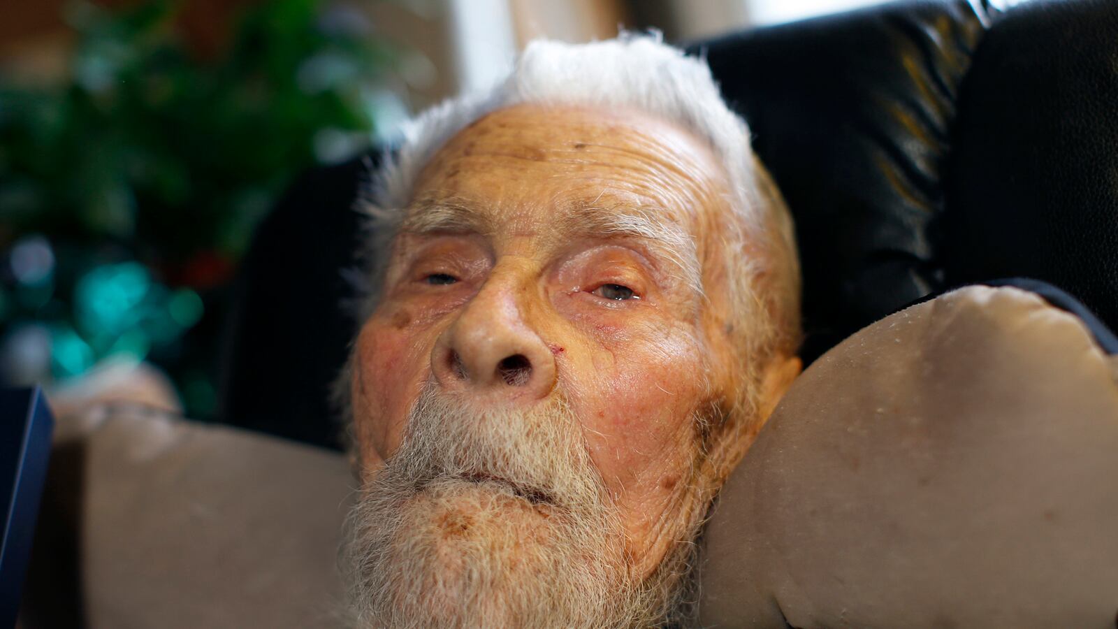 cheats/2014/06/09/oldest-man-on-earth-dies/140609-oldest-man-dies-cheat_w2ugon