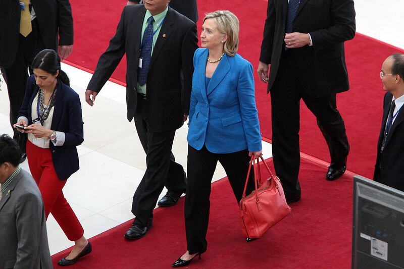 galleries/2011/12/19/margaret-thatcher-hillary-clinton-and-other-famous-handbag-owners-photos/powerful-handbags-hillary-clinton_dqtdup