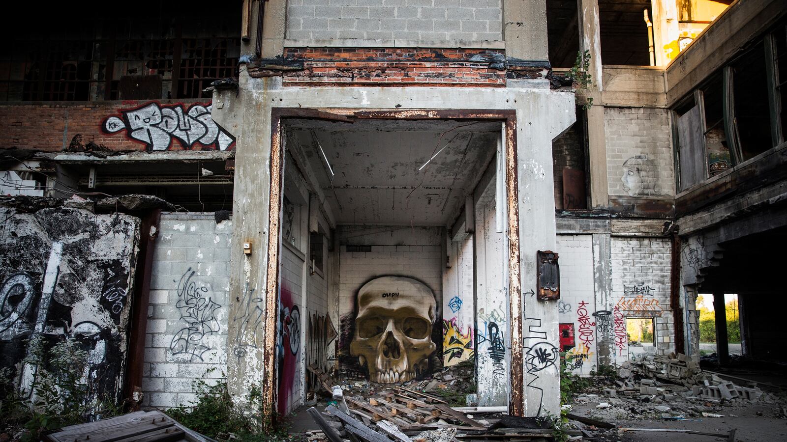 articles/2014/03/06/the-art-of-urban-destruction/20140305-hines-porn_tqs2wv