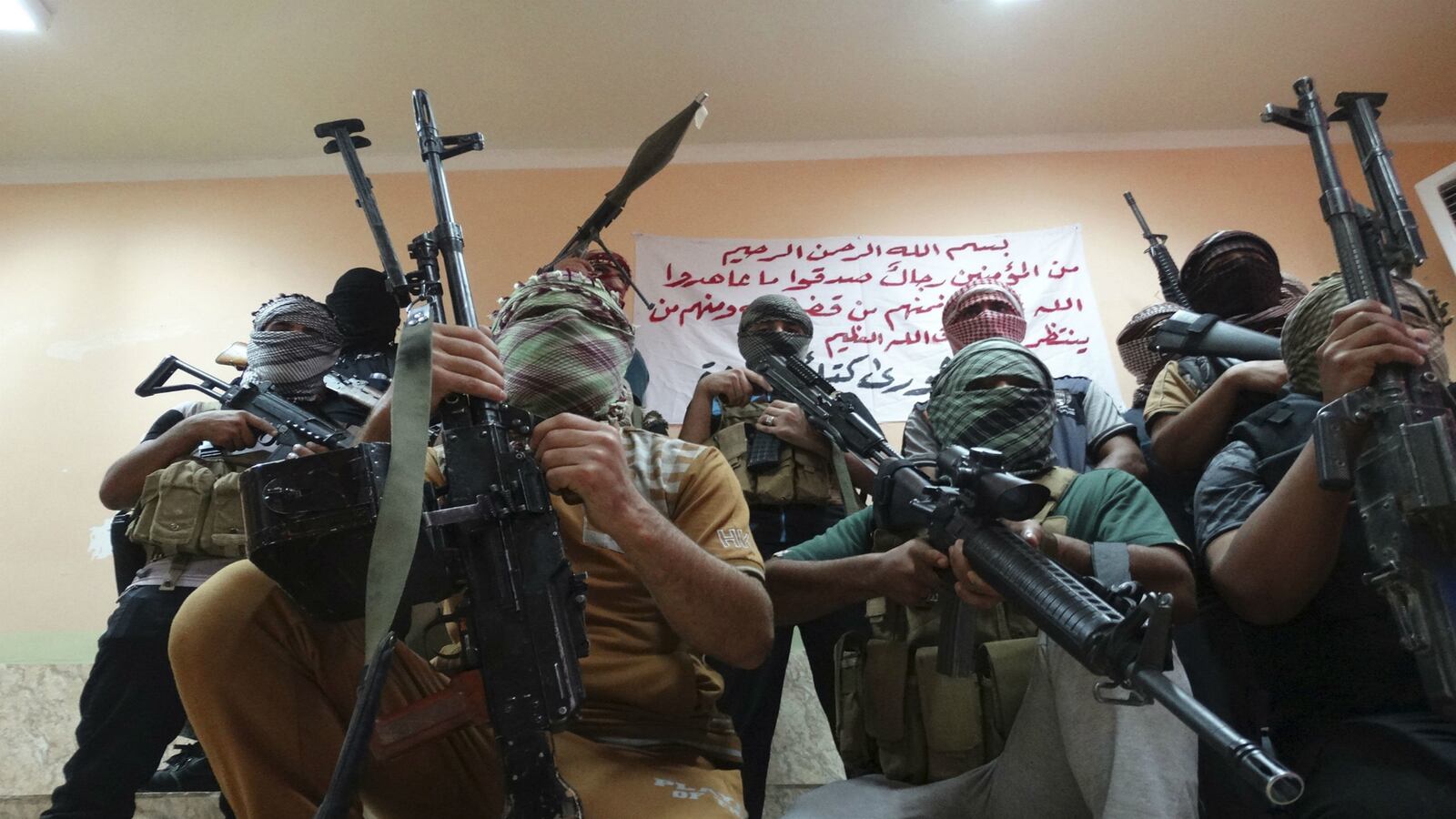 cheats/2014/09/16/u-s-scouts-sunnis-in-iraq-to-fight-isis/140916-sunni-recruiting-cheat_jl7ys0