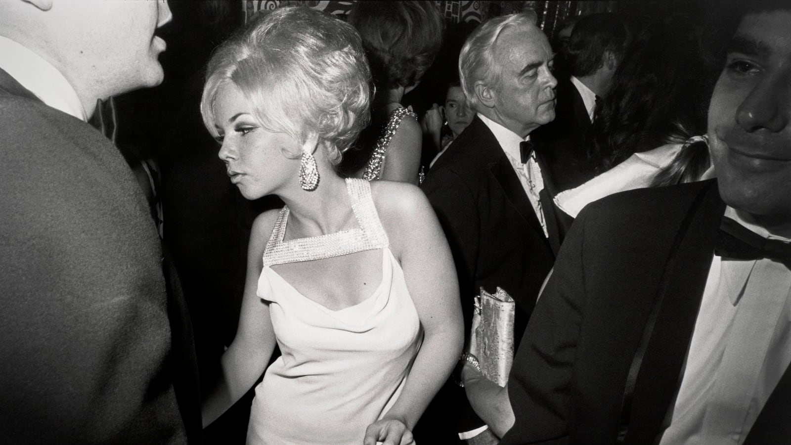 articles/2014/06/27/garry-winogrand-s-american-hustle-comes-to-the-met/garry-winogrand-ny-1969_cbkhtg
