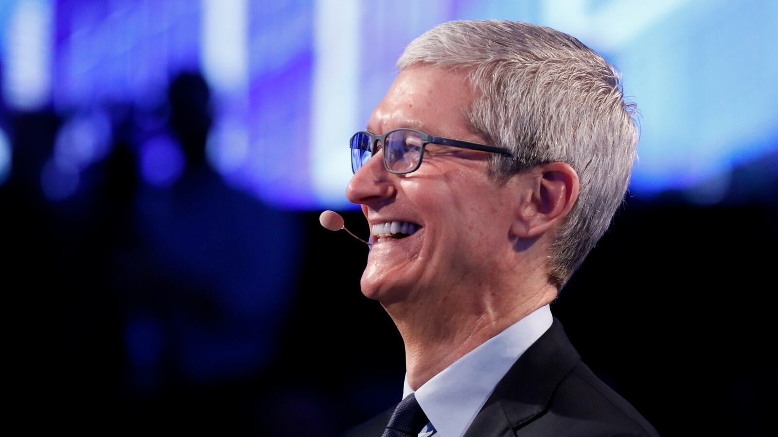 171227-tim-cook-massive-bonus-cheat_axuzfp