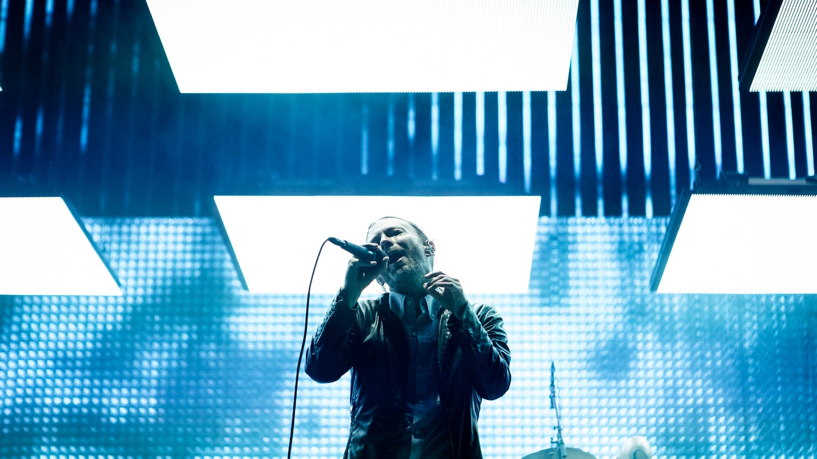 articles/2016/05/10/radiohead-s-a-moon-shaped-pool-a-haunting-tale-of-paranoia-and-heartbreak/160509-stern-radiohead-album-tease_yp390y