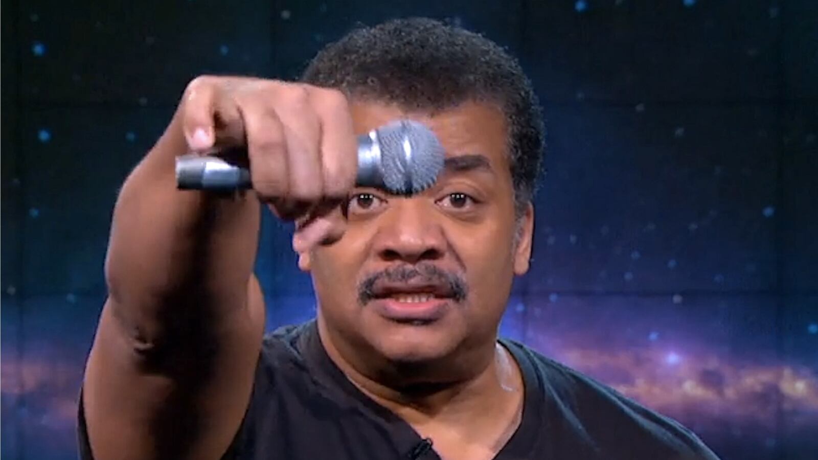 articles/2016/01/28/neil-degrasse-tyson-drops-the-mic-on-flat-earth-truther-b-o-b/160128-wilstein-ndt-tease_oyw8b5