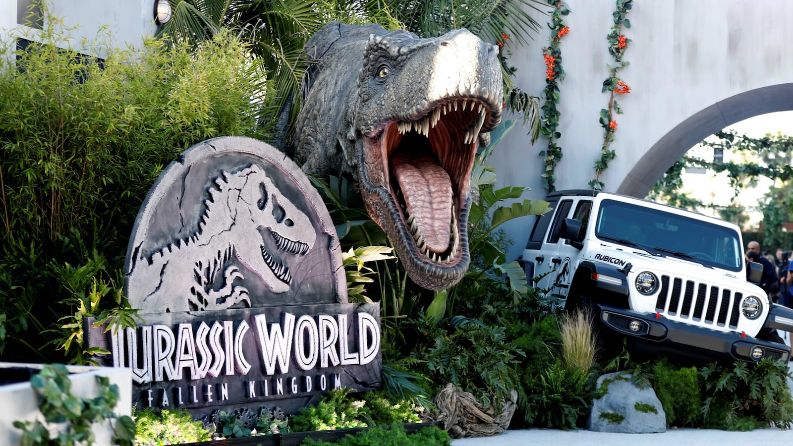 180624-jurassic-world-wins-theaters-cheat_rejm4a