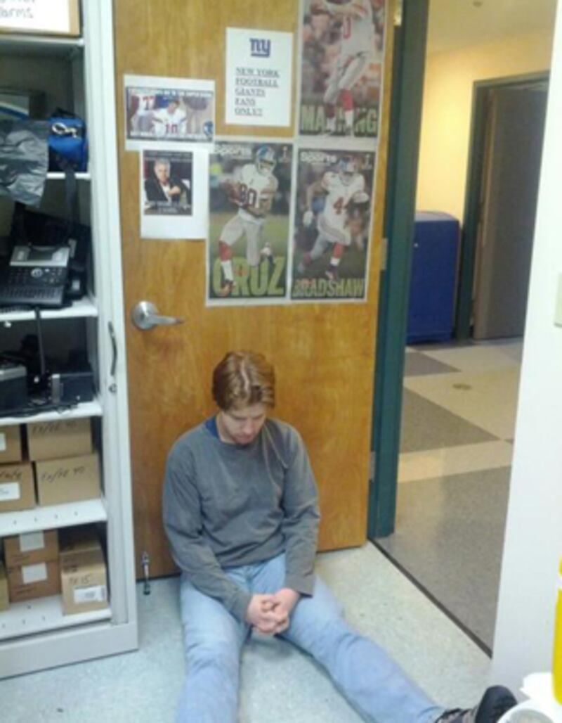 galleries/2012/02/08/bradying-photos-football-fans-imitate-tom-brady-s-super-bowl-pout-photos/bradying-gal-3_gausve