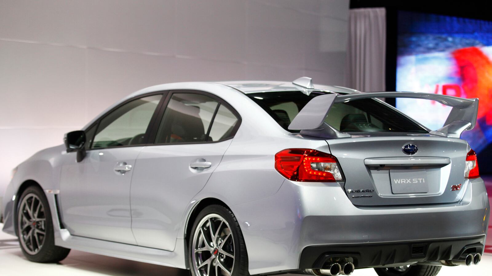 cheats/2014/03/31/rear-view-cams-on-cars-required/140331-rear-camera-cheat_mt3flc