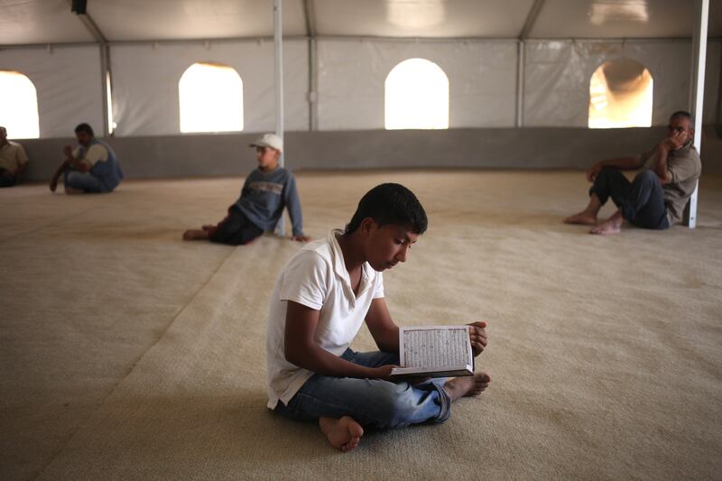 galleries/2013/08/22/syria-s-child-refugee-crisis-hits-one-million-children-displaced-photos/130822-child-refugees-reading_qelgog