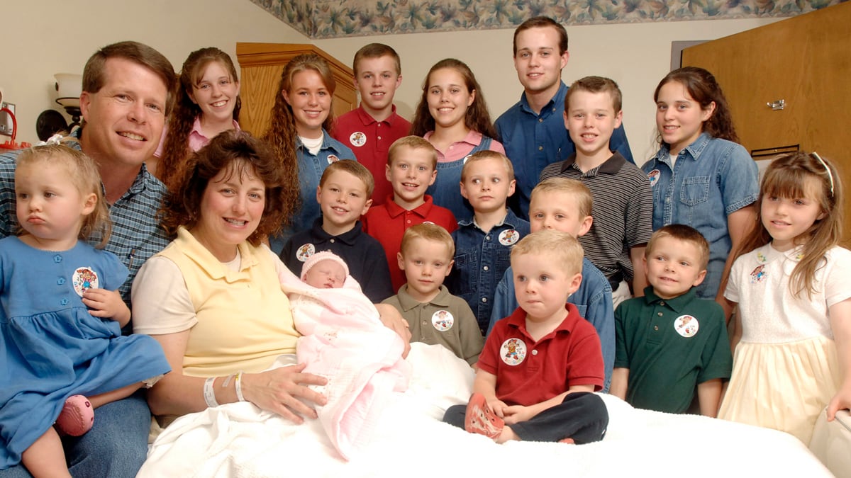 cheats/2011/12/14/duggars-show-photographs-of-dead-fetus/duggar-family-cs_ksjyfr